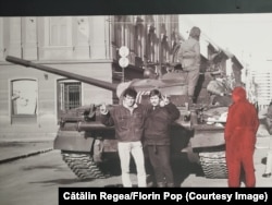 Studentul Cătălin Regea lângă tanc în 1989. Fotografia are o intervenție a artistului Florin Pop