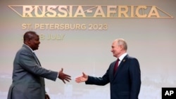 Președintele R. Centrafricane, Faustin-Archange Тouadera, cu președintele rus Vladimir Putin, la un summit ruso-african.