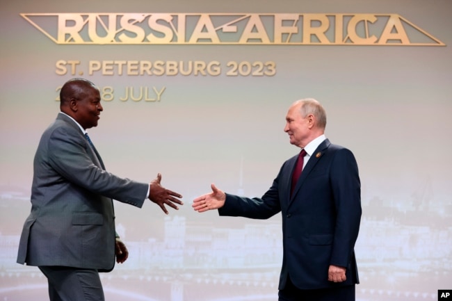 Presidentët e Republikës së Afrikës Qendrore dhe Rusisë Faustin-Archange Touadera dhe Vladimir Putin në samitin Rusi-Afrikë në Shën Petersburg, 2023