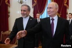 Очільник Росії Володимир Путін та міністр закордонних справ Ірану Аббас Аракчі в Санкт-Петербурзі, Росія, 27 квітня 2026 року