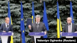 Зліва направо: президент Європейської ради Дональд Туск, президент України Петро Порошенко та президент Єврокомісії Жан-Клод Юнкер на спільній прес-конференції після саміту «Україна – ЄС» у Києві 13 липня 2017 року