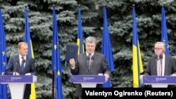 Дональд Туск, Петро Порошенко і Жан-Клод Юнкер (л > п) на прес-конференції в Києві, 13 липня 2017 року