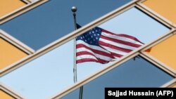 انعکاس پرچم ایالات متحده روی شیشه سفارت این کشور در کابل
