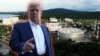 Президентът на САЩ Доналд Тръмп на фона на рафинерията на „Лукойл Нефтохим Бургас“. Колаж: Свободна Европа