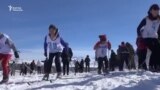 Нарындагы лыжа менен жарышкан окуучулар