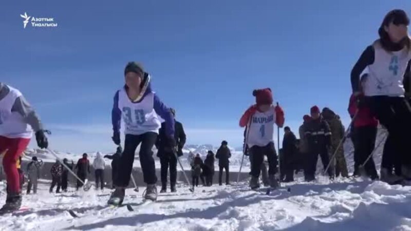 Нарындагы лыжа менен жарышкан окуучулар