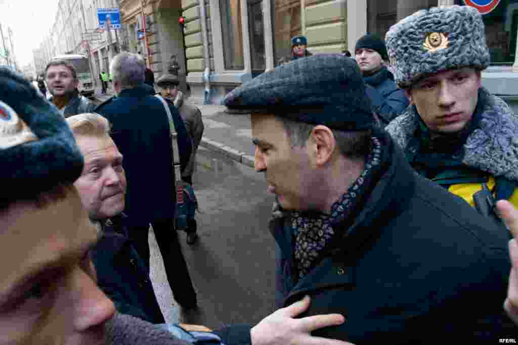 Вышедший навстречу делегатам представитель ЦИК провел их через оцепление