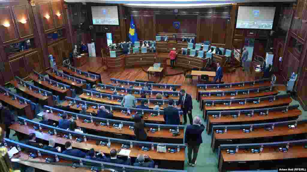 Deputetët e shumicës parlamentare duke hyrë në sallë, teksa në ulëset anësore, ku ulen deputetët opozitarë, shihen karriget bosh.