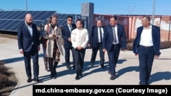 Ambasadoarea Chinei în R. Moldova, Dong Zhihua (centru), în vizită la un parc fotovoltaic din raionul Criuleni, construit cu suportul guvernului chinez.