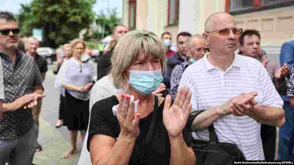 Багато хто не міг стримати сліз