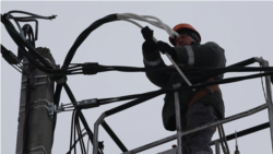 Як працівники ДТЕК, попри холод, відновлюють електропостачання після російських обстрілів