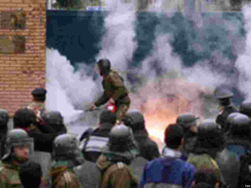 Iran - Protesti ispred Britanskog vrta u Teheranu.