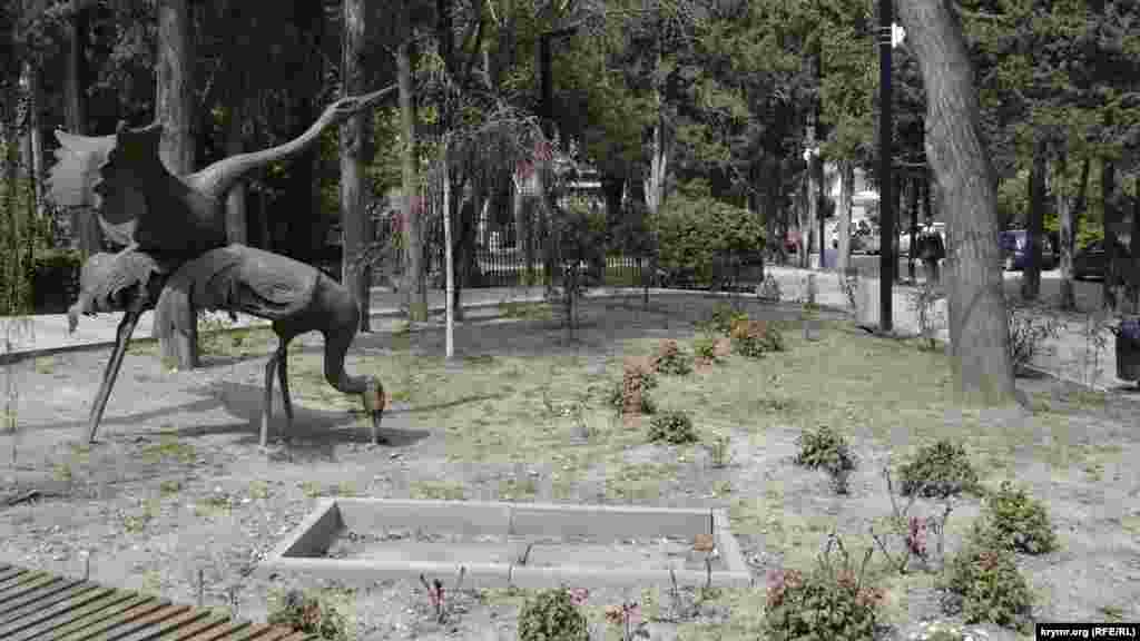 Благоустроили и ту часть сквера, где стоит с советских времен садовая скульптура &laquo;Журавли&raquo; (в шутку называемая местными жителями &laquo;Спаривающиеся журавли&raquo;) &ndash; вокруг клумбы с птицами появились скамейки