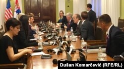 Kongresisti Eliot Engel gjatë takimit me deputetët serbë.
