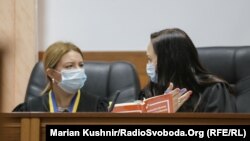 Голова колегії суддів у справі Шеремета Оксана Голуб (праворуч)