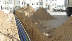 Kiçi etrapçanyň ara ýollary sökülip täzelenýär we ýene sökülýär