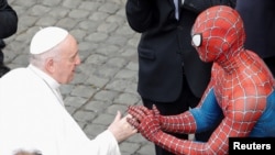 A Pókemberrel való találkozás után újabb meglepő dolgot tett a pápa: az audienciát megszakítva mobilozott
