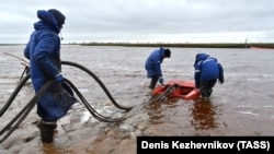 Очистка реки после разлива топлива в Норильске в мае 2020 года (архивное фото)