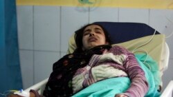 په کابل کې پر یوه درمسال حمله کې ټپي شوې نجلۍ.