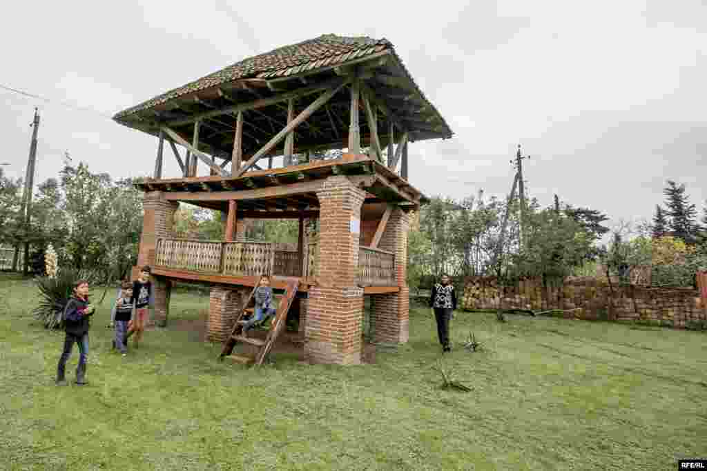 Ulduz&quot; filmində məşhur səhnələrdən birinin çəkildiyi ikimərtəbəli &quot;Ləm&quot; adlanan tikili. (Nəsibə Zeynalovanın Lütfəli Abdullayevlə birgə oynadığı musiqili epizod).