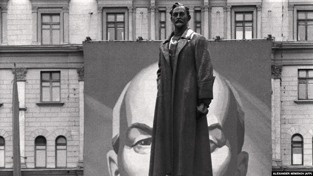 Памятник Дзержинскому на Лубянской площади в Москве. Фото советского времени