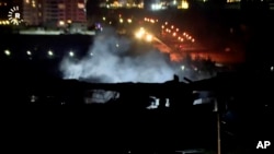 Ova slika preuzeta sa video snimka koji je obezbjedila Rudaw TV prikazuje dim koji se diže iz zgrade pogođene napadom u Irbilu, Irak, u utorak, 16. januara 2024. 
