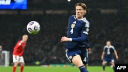 Скот Мактоминей поем топката по време на решаващия мач за класиране на Мондиал 2026 на Шотландия срещу Дания на "Хемпдън парк" в Глазгоу, спечелен от домакините с 4:2, 18 ноември 2025 г.