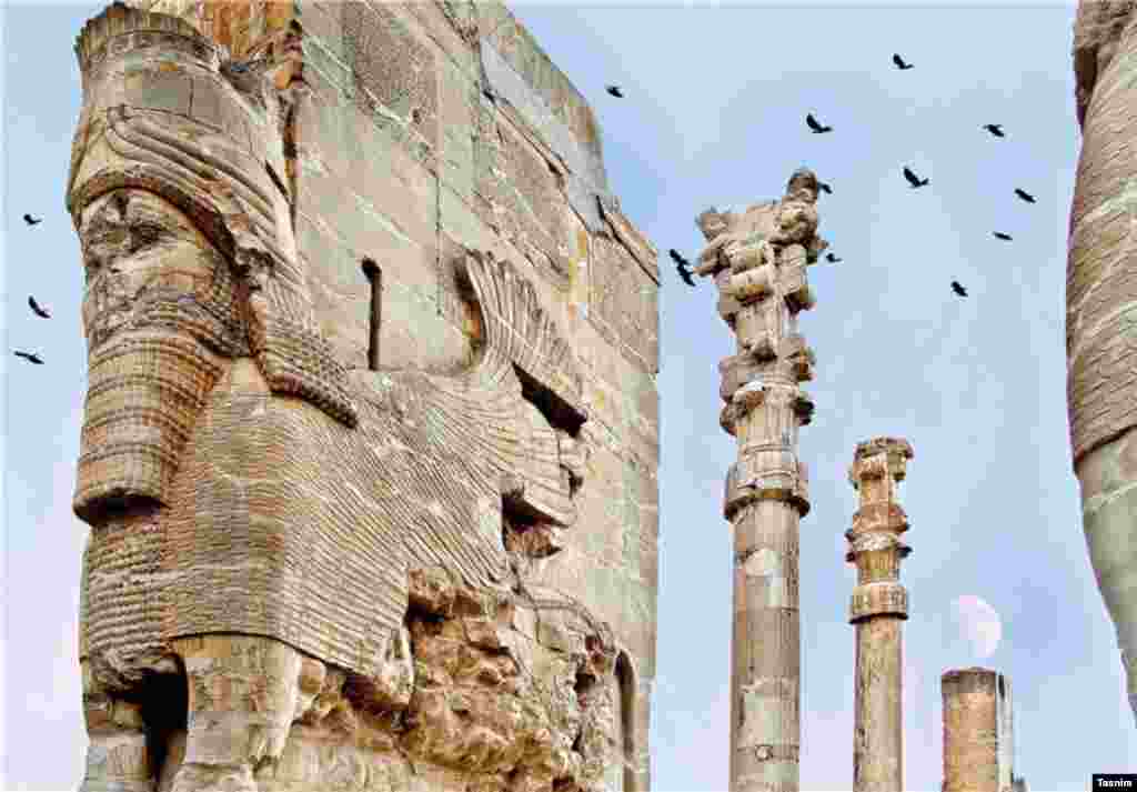 تخت جمشید - استان فارس. تاریخ ثبت: ۱۹۷۹ مجموعه&zwnj;ای از کاخ&zwnj;ها که پایتخت پادشاهان امپراتوری هخامنشی محسوب می&zwnj;شد و در دوران زمامداری داریوش بزرگ، خشایارشاه و اردشیر اول بنا شده&zwnj;اند.