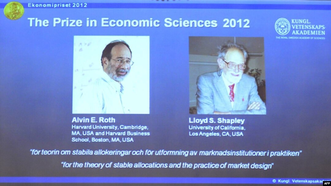 Alvin Roth (solda) and Lloyd Shapley 