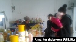 В сельском магазине в Кызылординской области. 29 ноября 2015 года.