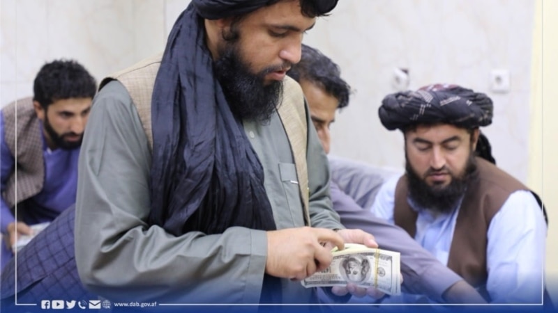 طالبان: د دولتي ادارو د کارکوونکو د ۳ میاشتو معاشونه به یوځای ورکړو