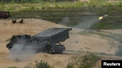 დიდი ბრიტანეთის არმიის სარაკეტო სისტემა M270 ლატვიაში, სამხედრო სწავლების დროს. 2022 წლის მაისი