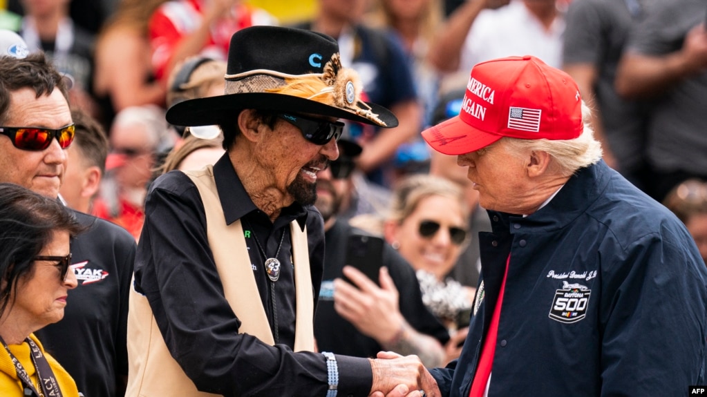 Tổng thống Hoa Kỳ Donald Trump chào đón huyền thoại đua xe Richard Petty tại Đường đua Daytona.