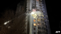 Pompierii sting un incendiu izbucnit într-un bloc din Zaporijia, în dimineața zilei de 24 martie 2026, pe fondul invaziei ruse în Ucraina.