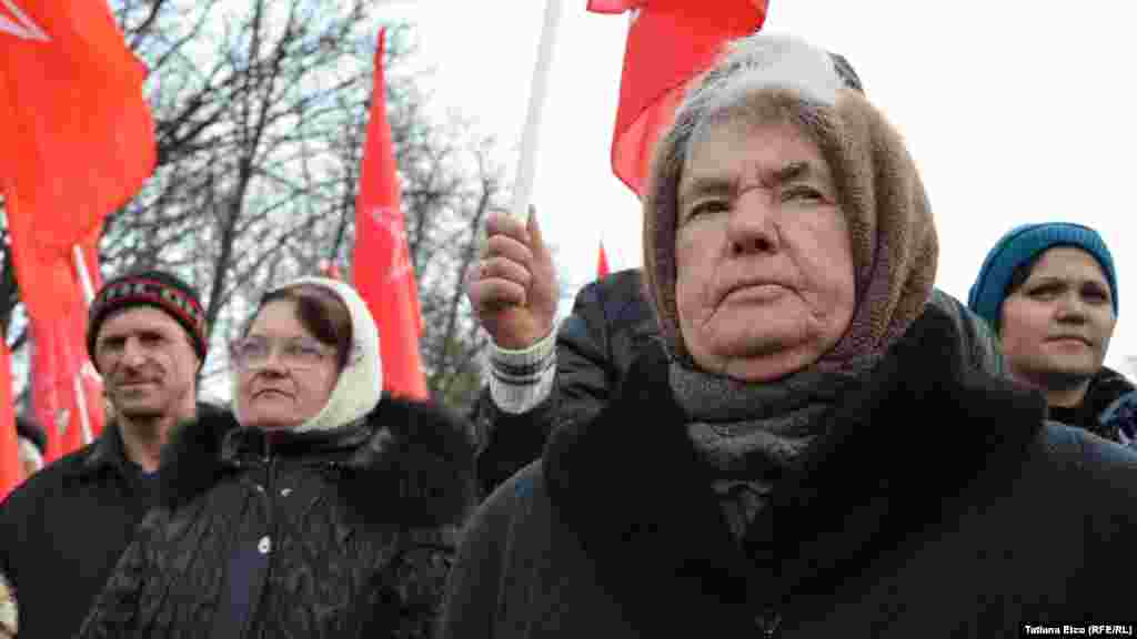 Protestatarii socialiști urmăresc discursurile liderilor partidului în fața Parlamentului