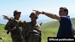 Омбудсмен Армении Арман Татоян беседует с армянскими военнослужащими, несущими боевое дежурство на границе