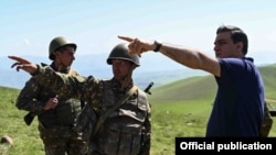 Омбудсмен Армении Арман Татоян беседует с военнослужащими ВС РА на границе в Сюнике, май 2021г . 