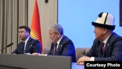Мэр Оша Жанарбек Акаев (слева), председатель Кабмина Адылбек Касымалиев (посередине) и экс-мэр Женишбек Токторбаев (справа). 