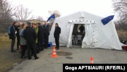 Встреча в Эргнети, населенном пункте на границе Южной Осетии с Грузией, стала уже 66-я по счету