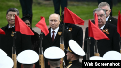 Эмомалӣ Раҳмон, раисҷумҳури Тоҷикистон (рост) дар канори раҳбарони Русия ва Чин. Акс аз муқоваи гузориши Freedom House