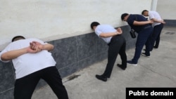 Кармалган адамдар. Милиция тараткан сүрөт.