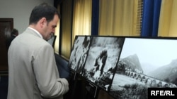 Sa izložbe "Masovne grobnice u BiH", Parlament Crne Gore, juli 2010, foto: Savo Prelević