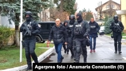 Horațiu Potra este dus de polițiști la audieri. 8 decembrie 2024.