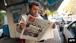 İranlı gündəlik "Ham-Mihan" qəzetini oxuyur.