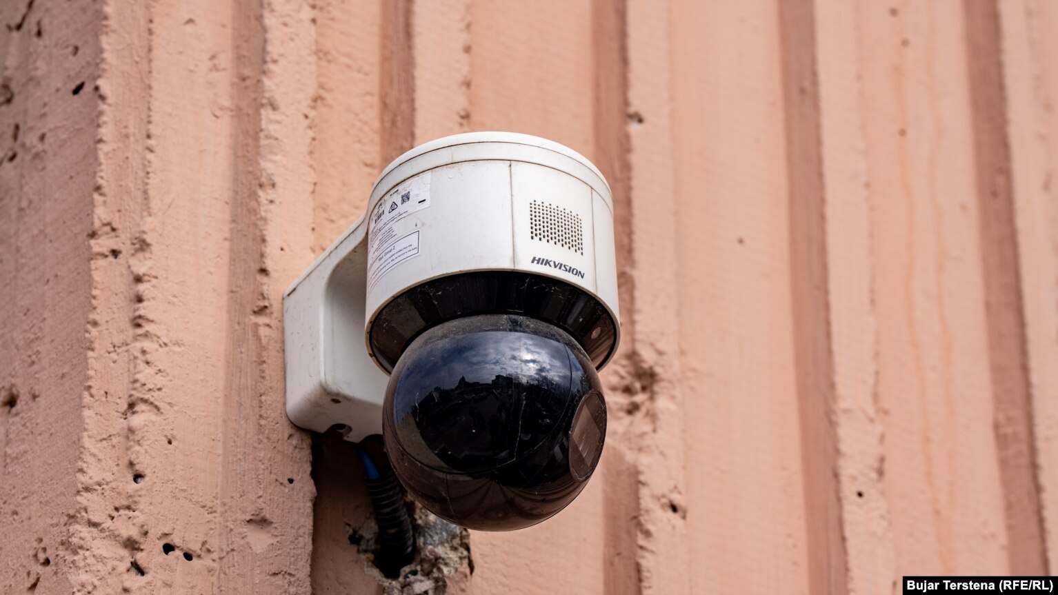 Kamera e firmës HikVision në ndërtesën e Prokurorisë Speciale në Kosovë.