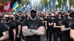 Veterani bataljona Azov i aktivisti i pristalice civilnog korpusa Azov marširaju na ukrajinski Dan nezavisnosti u Kijevu 24. avgusta 2020. Vođa je nemire u Americi dočekao otvoreno rasistički.