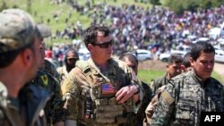Сириядағы күрдтердің қарулы жасақтары сарбаздарымен кеңесіп тұрған АҚШ әскерилері. 25 сәуір 2017 жыл.