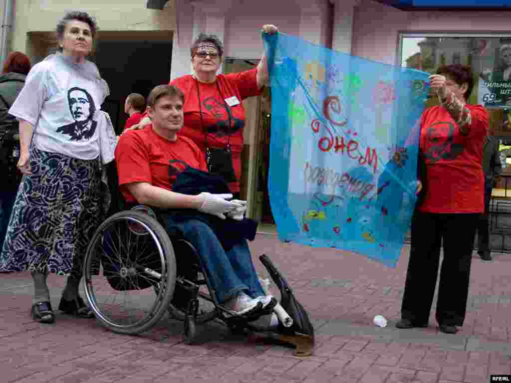 около 50 человек в футболках с изображением Ходорковского прошли по улице Арбат в центре Москвы, раздавая прохожим календарики с фотографией бывшего руководителя ЮКОСа