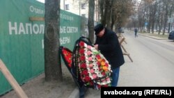 Архіўнае фота. Віталь Казак ускладае вянкі да будоўлі, дзе знайшлі парэшткі ахвяраў нацызму