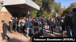 Собравшиеся у здания правительства в Бишкеке. 7 октября 2020 года. 